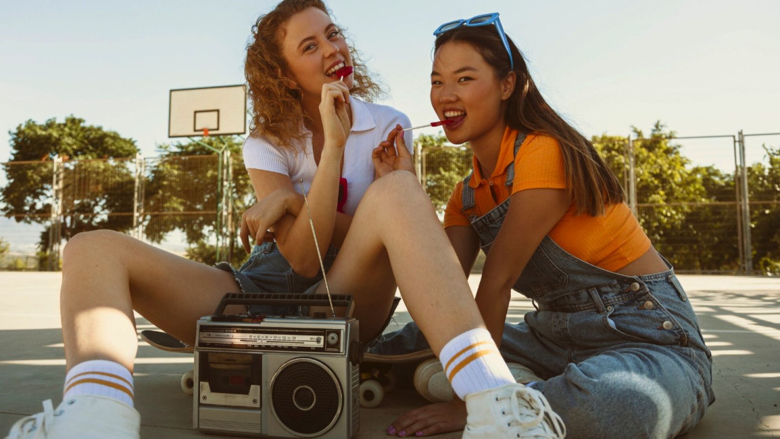 Kembali ke Masa Lalu: Tren Fashion Retro yang Memikat di Indonesia