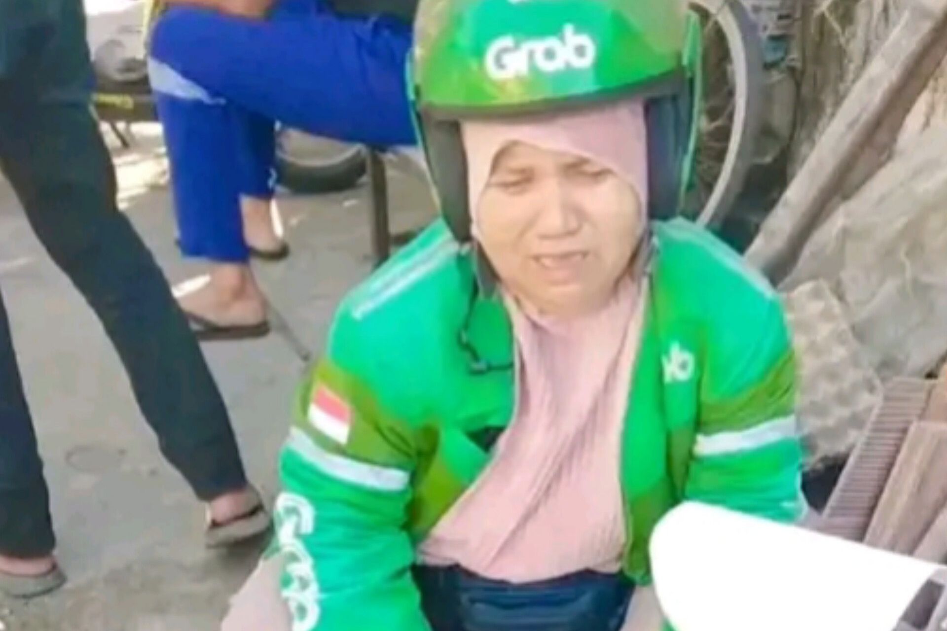 Tangis Pilu Wanita Driver Ojol di Makassar, Motornya Hangus Dibakar Saat Bentrok Antarwarga Pecah