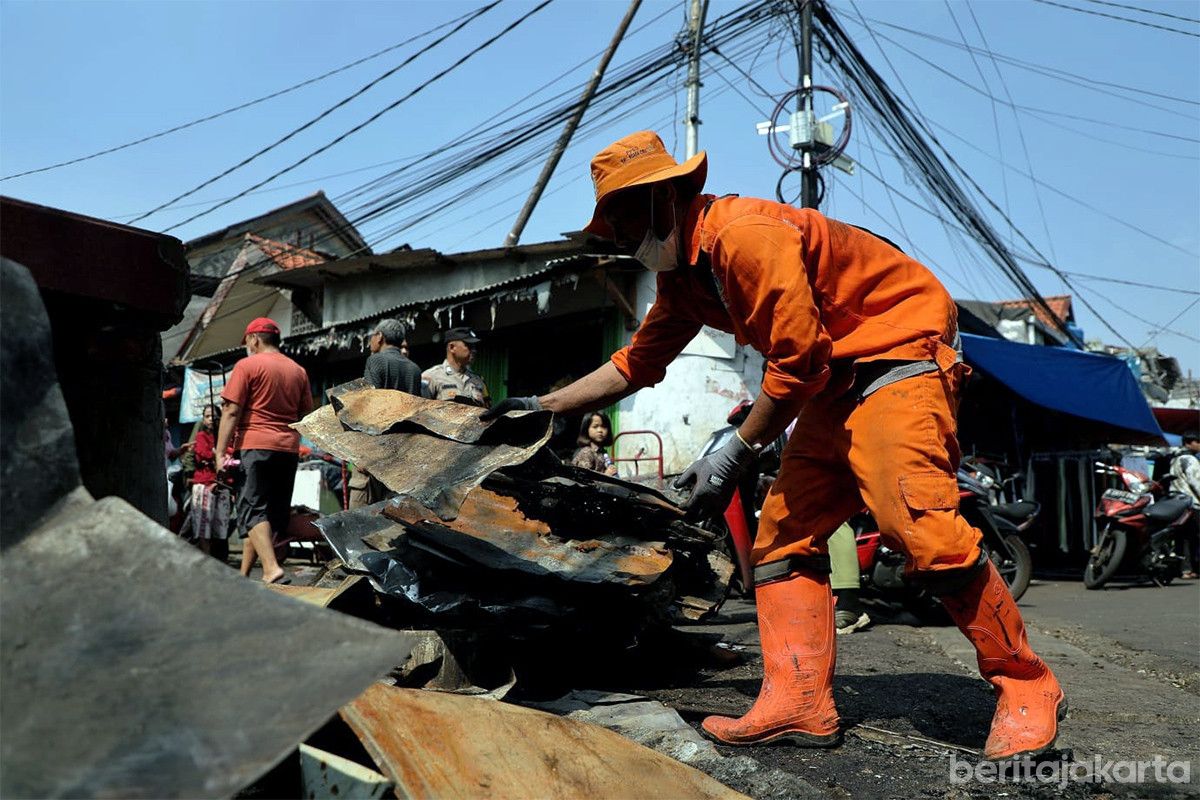 Pasukan Oranye Sigap Bersihkan Puing Kebakaran di Bidara Cina