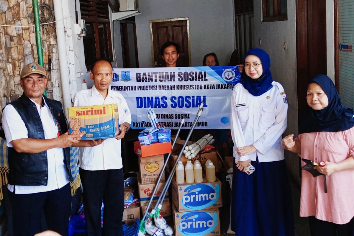 Sudinsos Jakarta Timur Sigap Bantu Korban Kebakaran di Bidara Cina