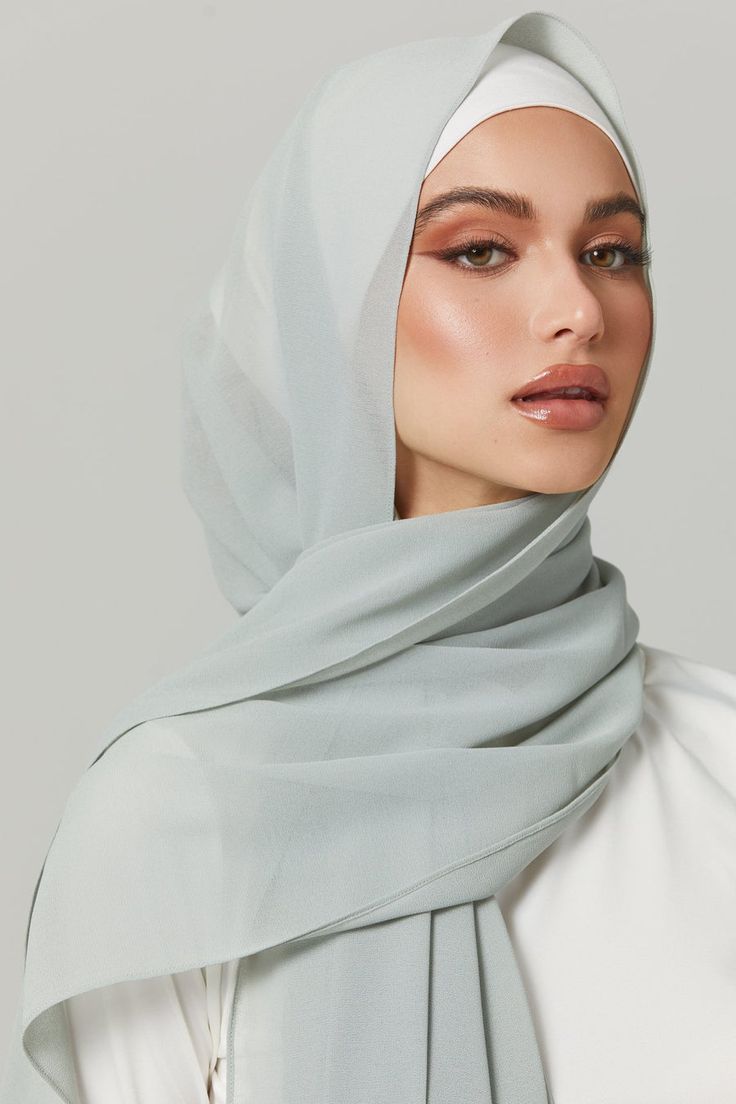 Chiffon vs Modal: Mana Hijab yang Lebih Tipis dan Nyaman Dipakai?