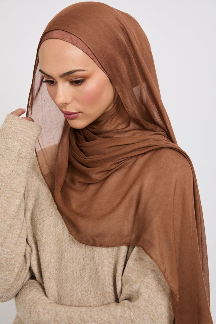 Chiffon vs Modal: Mana Hijab yang Lebih Tipis dan Nyaman Dipakai?