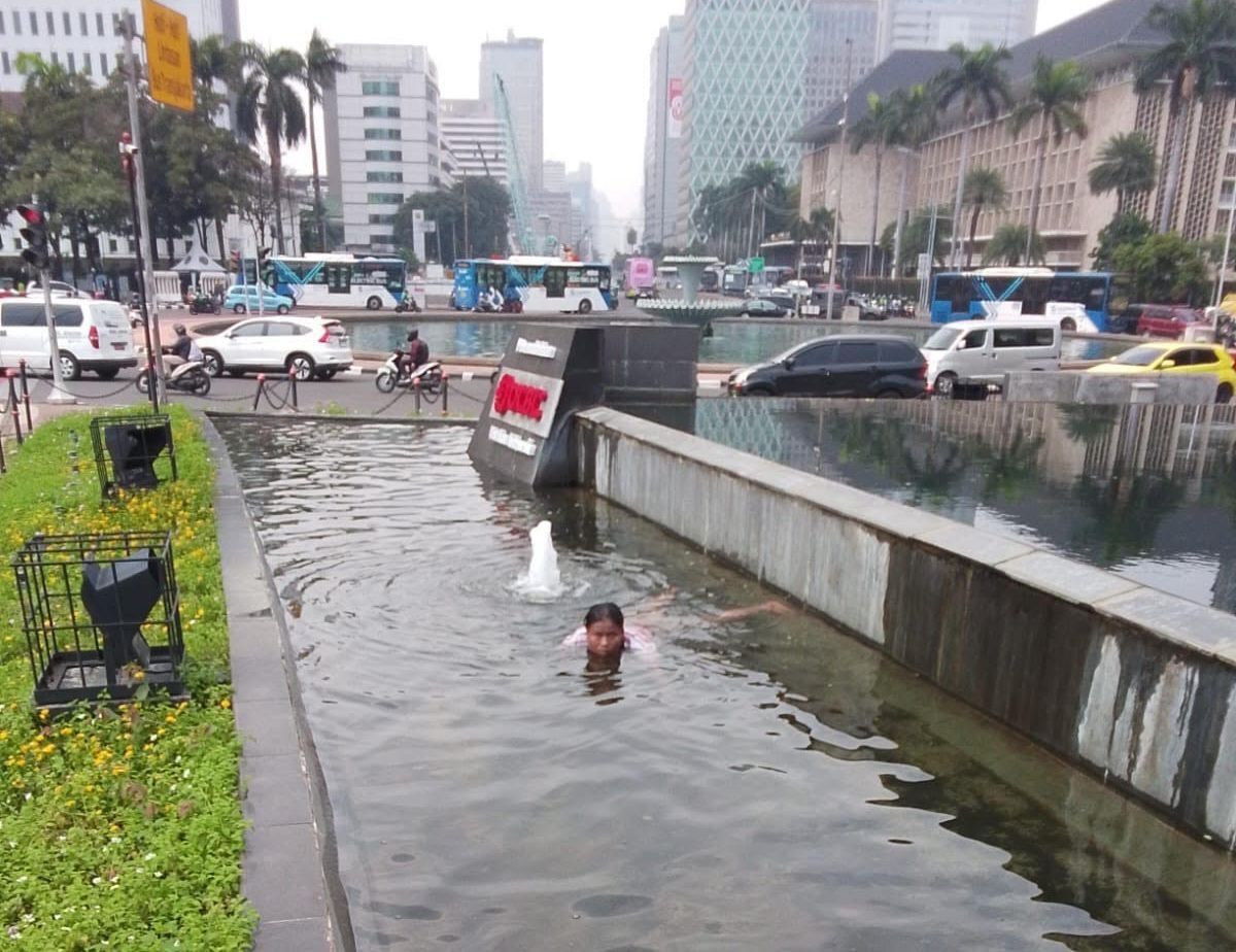 Viral! Wanita Berenang di Kolam Patung Kuda Jakarta, Bikin Heboh Pengguna Jalan