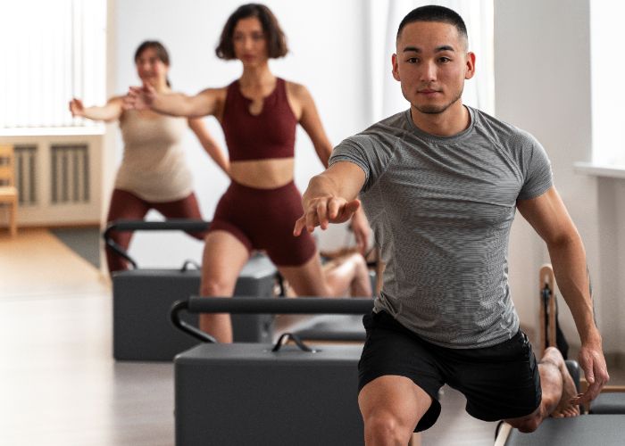 Bukan Cuma Buat Cewek, Ini 4 Alasan Cowok Wajib Coba Pilates