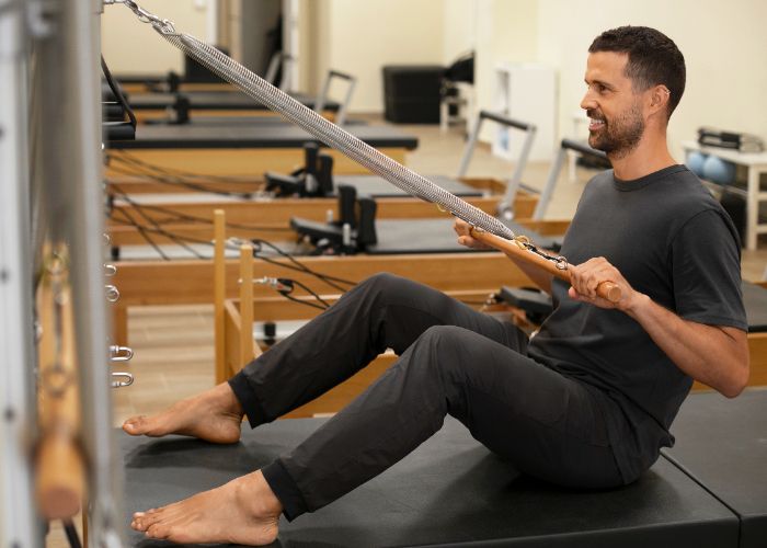 Bukan Cuma Buat Cewek, Ini 4 Alasan Cowok Wajib Coba Pilates