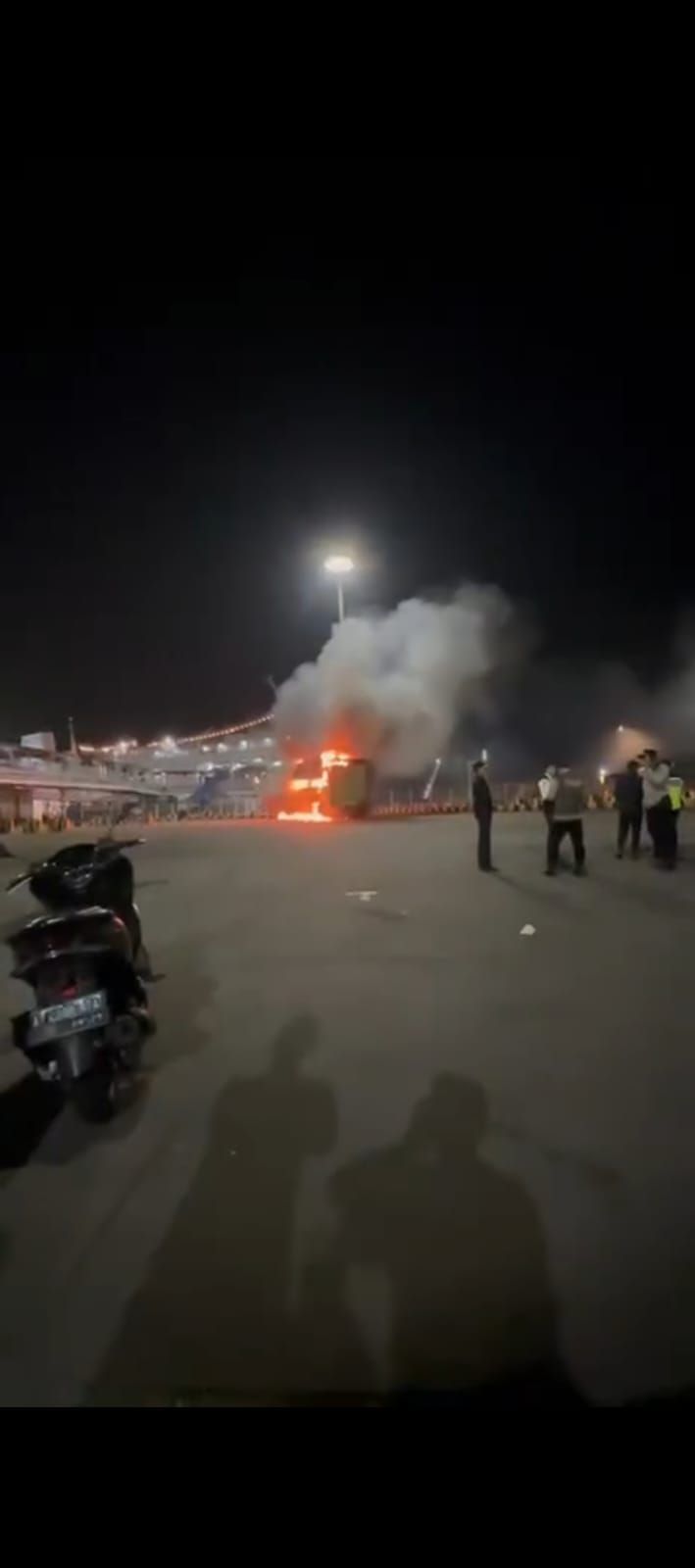 Truk Paket Tujuan Sumatra Terbakar Di Pelabuhan Merak