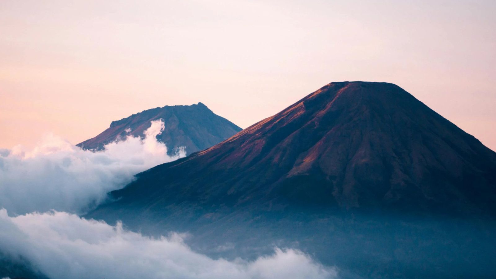 Gunung Api Aktif di Indonesia: Menyelami Kekuatan Alam yang Tersembunyi