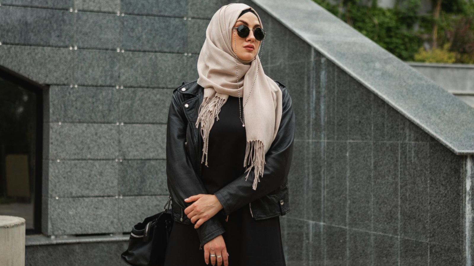 Tren Mix and Match Hijab di Kalangan Wanita Muda Indonesia