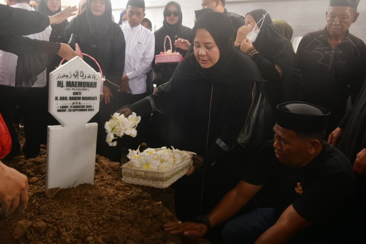 Air Mata Iringi Pemakaman Ibunda Wakil Gubernur Sulsel di Sidrap