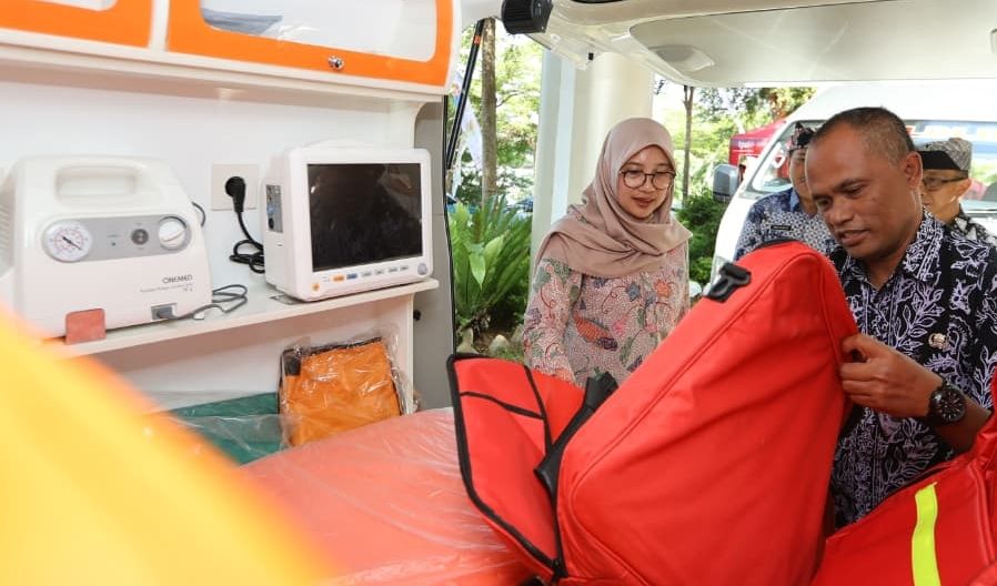 Bagikan 7 Ambulans dengan Peralatan Medis Lengkap, Bupati Banyuwangi Genjot Layanan Kesehatan