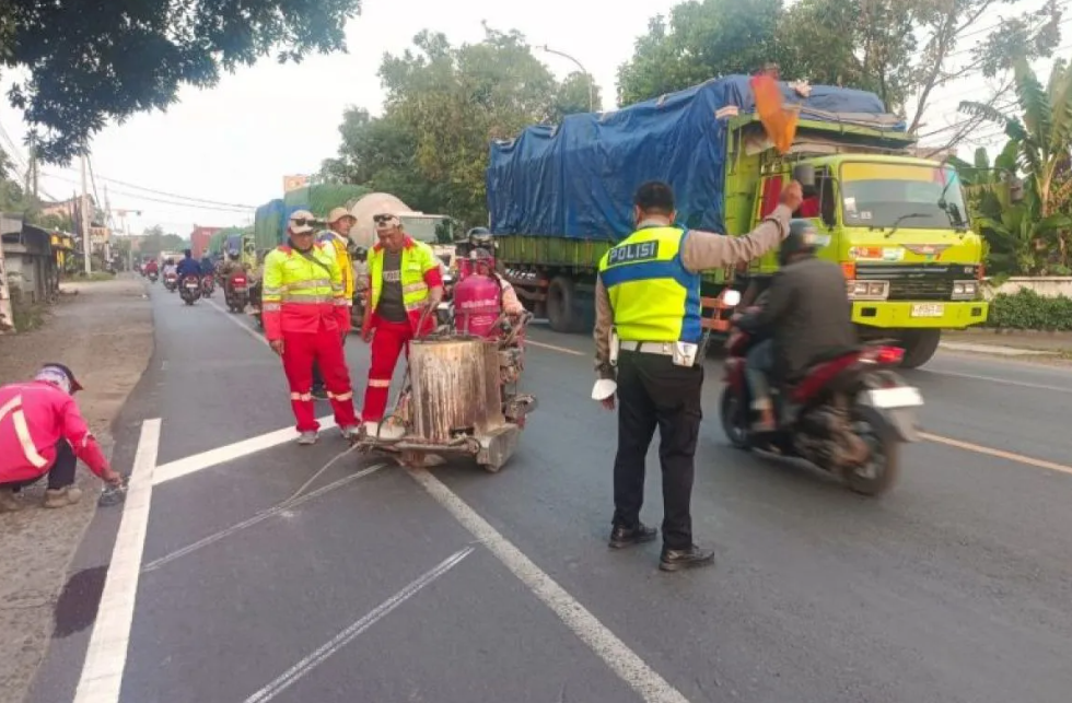 Satlantas Kudus Pasang Pita Kejut di Titik Rawan Kecelakaan