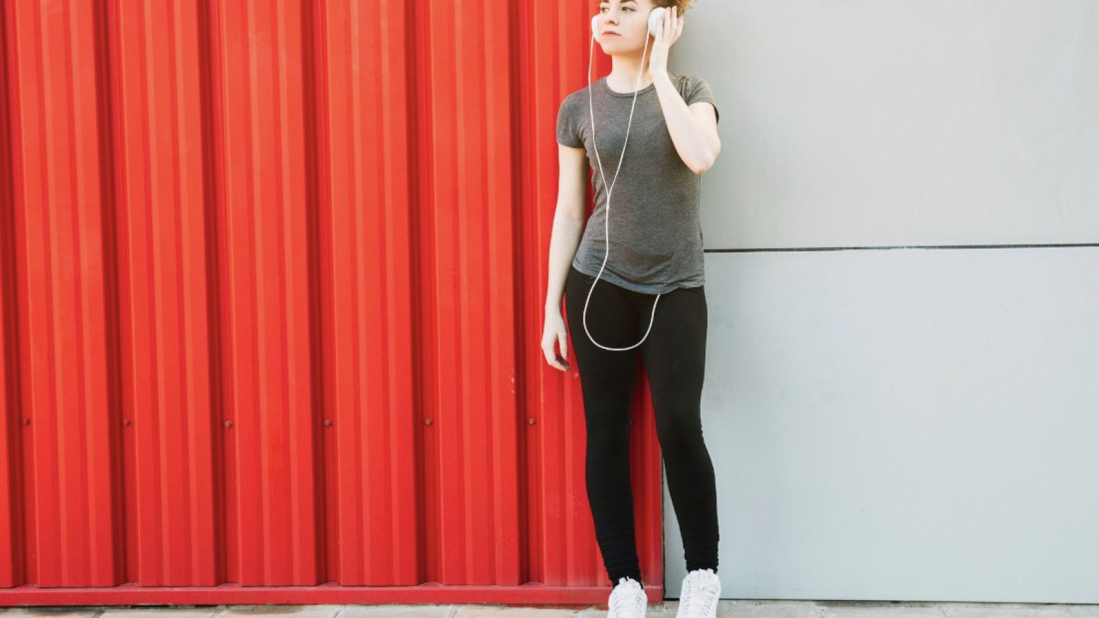 Gaya Sporty Casual untuk Tampil Kece Saat Nongkrong