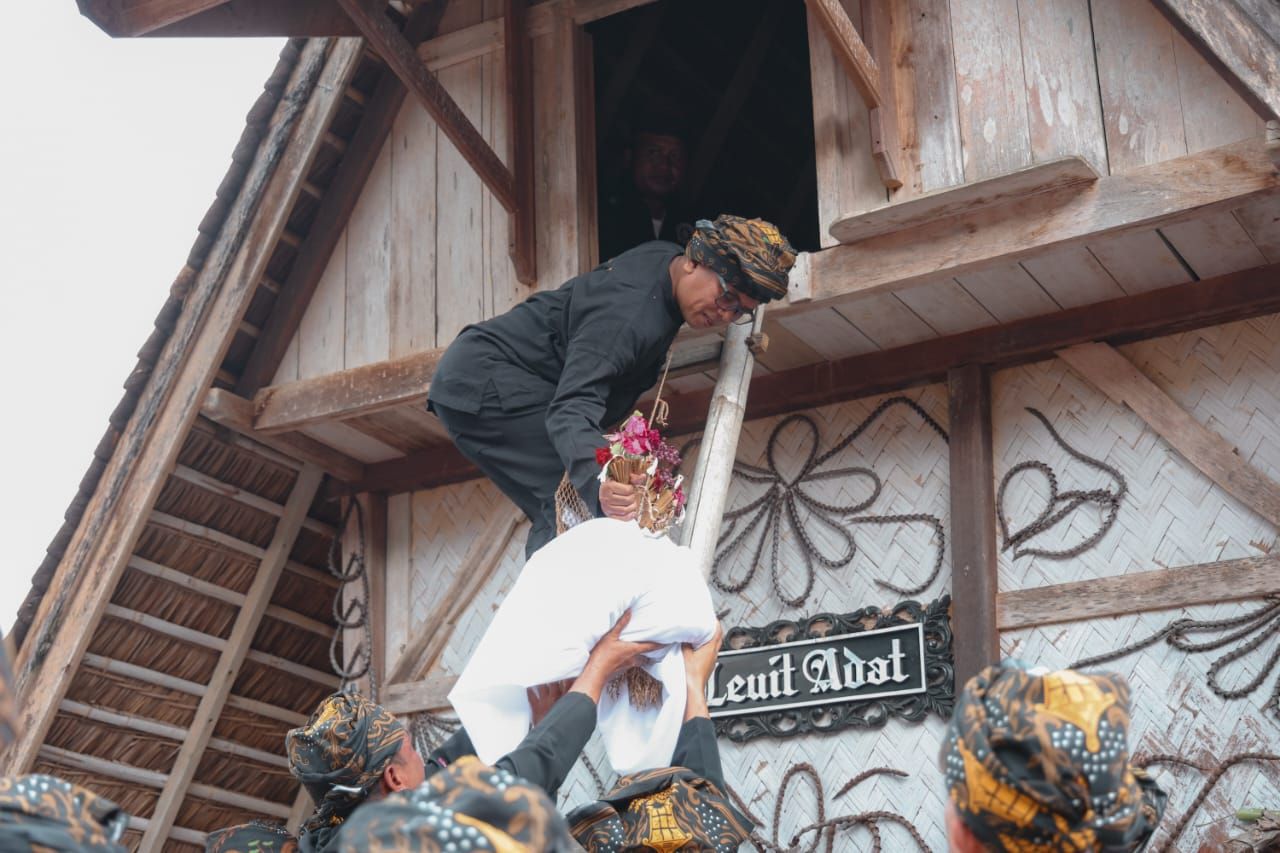 Seren Taun Tradisi Tahunan Masyarakar Cisungsang Lebak