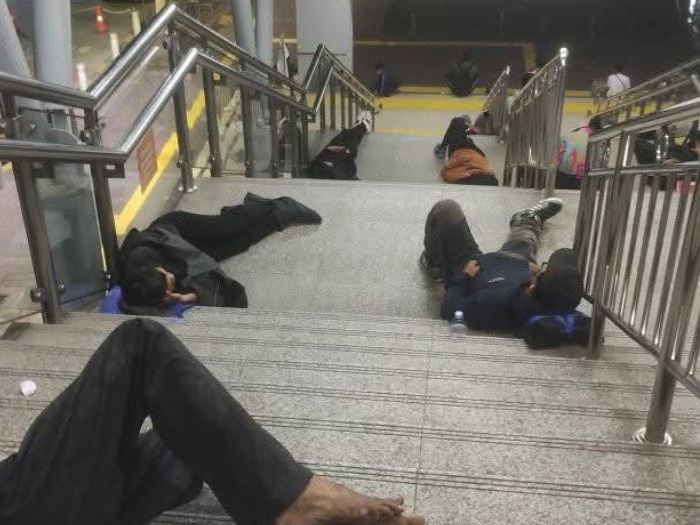 Ketinggalan KRL Terakhir? Begini Cerita Penumpang yang Nginep di Stasiun Cikarang