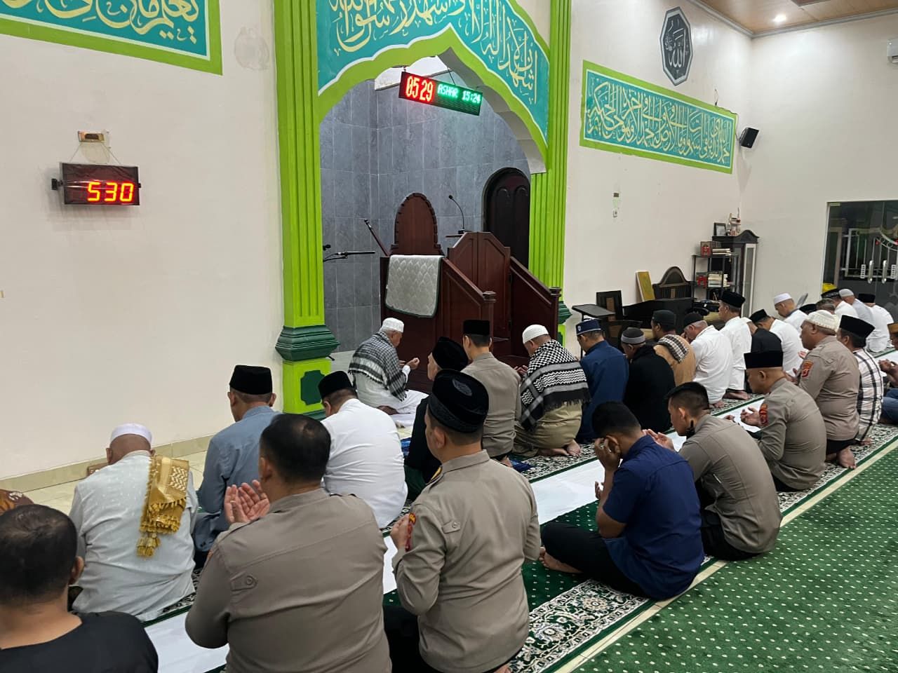 Subuh Berjamaah di Masjid Al-Kautsar, Kapolda Maluku Dorong Masyarakat Jadi Pelopor Kerukunan dan Perdamaian