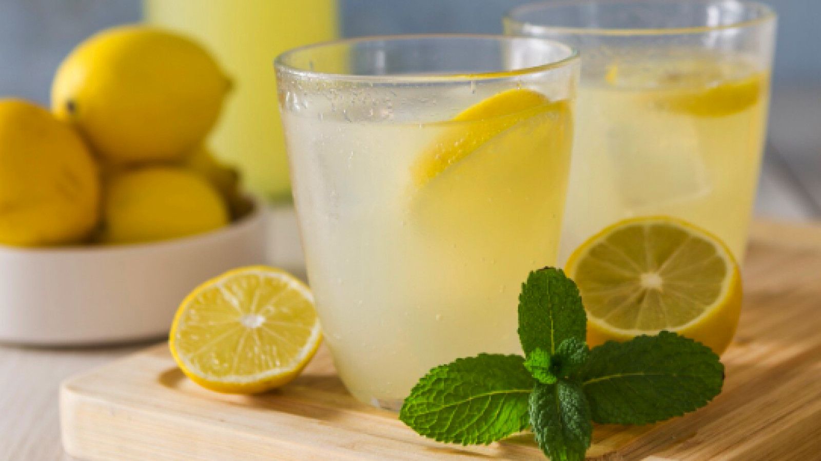 Menyelami Manfaat dan Risiko Minum Air Lemon di Pagi Hari