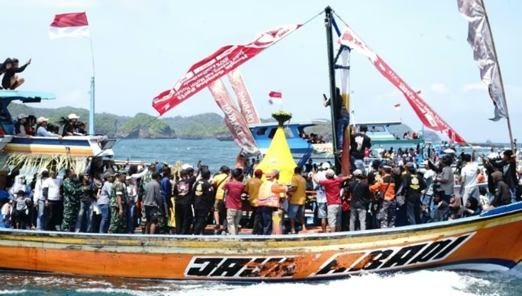 Petik Laut di Pantai Sendangbiru: Bupati Sanusi Dapat Apresiasi dari Nelayan Kampung Baru