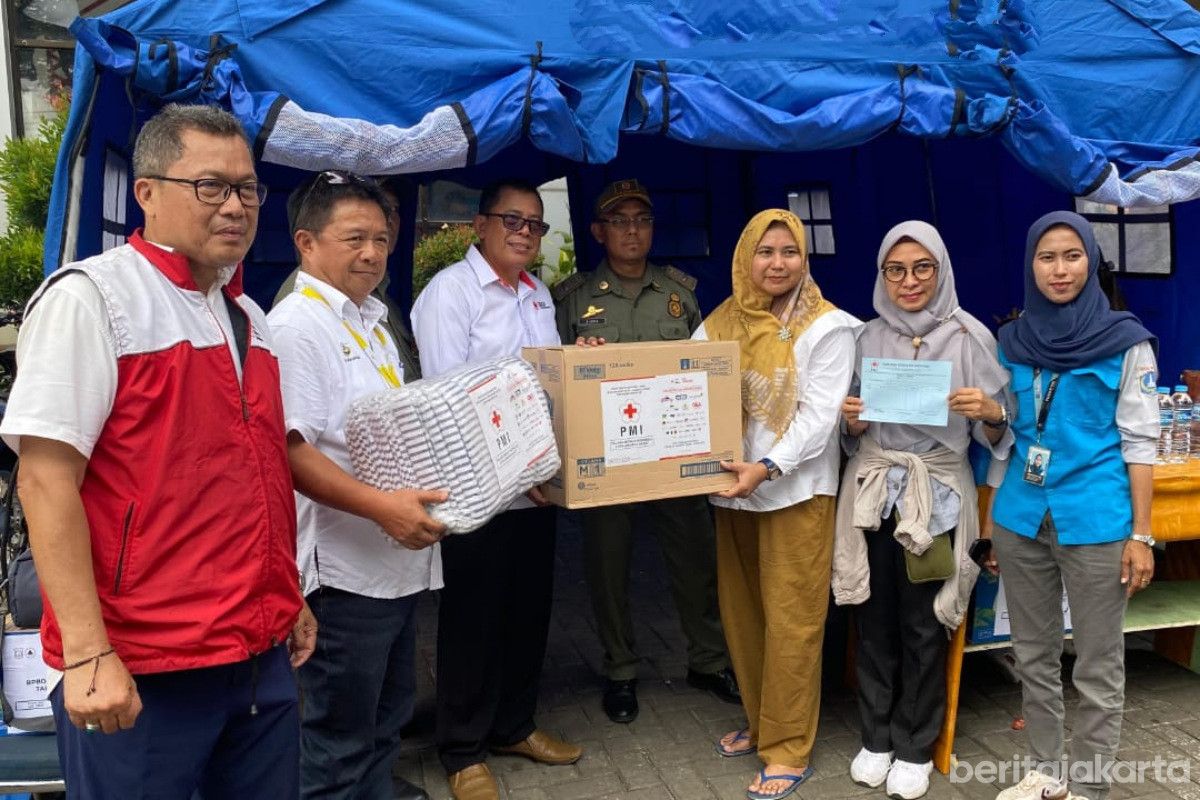 PMI Jakbar Salurkan Bantuan untuk Warga Terdampak Kebakaran di Kelurahan Tangki