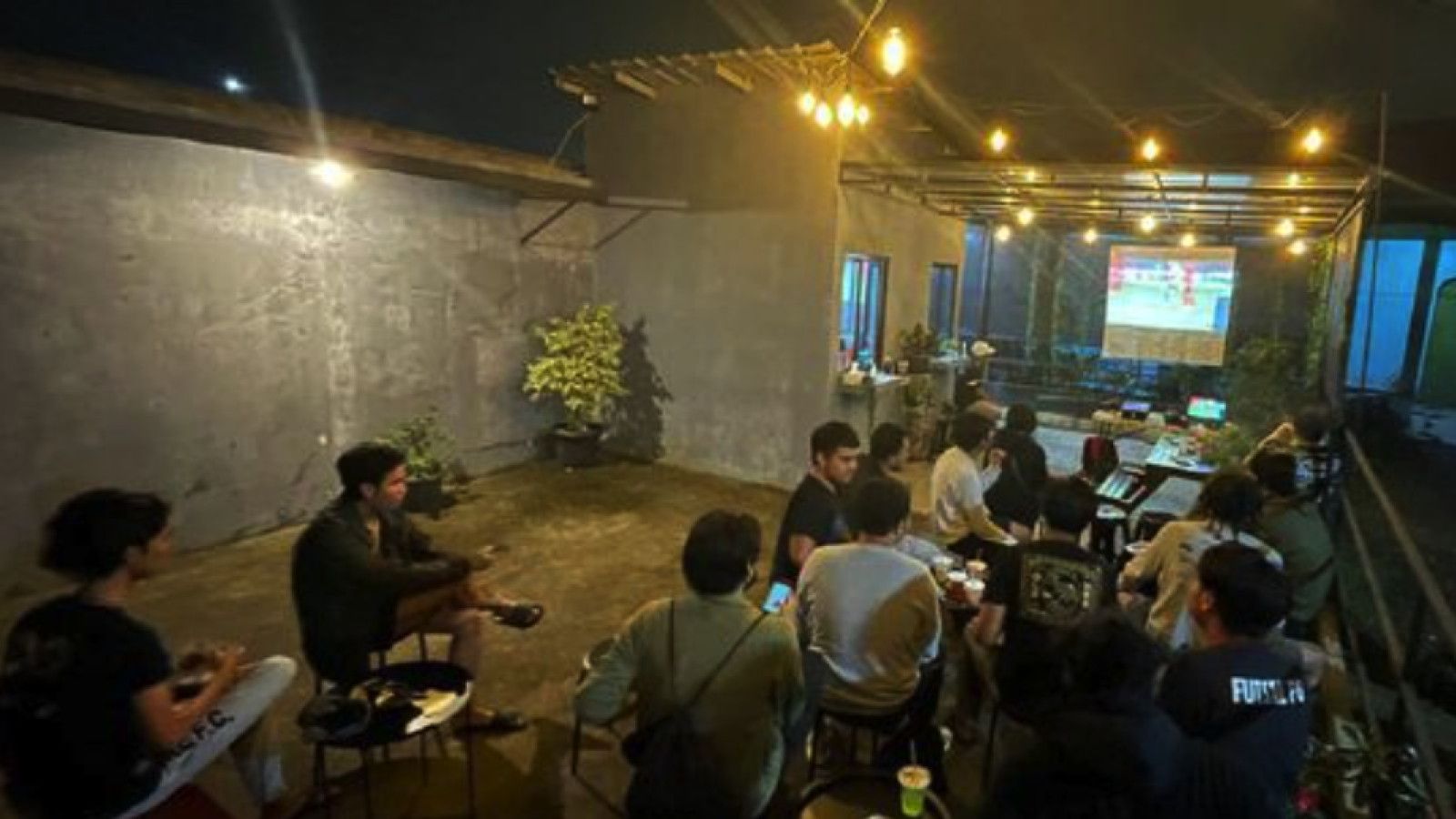 Fenomena Nobar Bola di Café sebagai Aktivitas Sosial Modern
