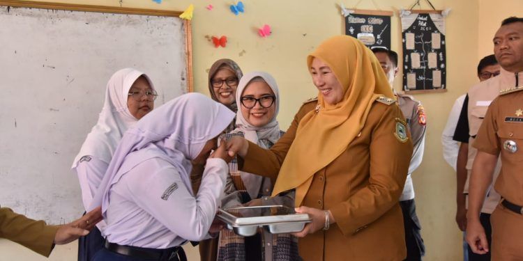 Wabup Tuti Andriani Hadiri Launching Program Makan Bergizi Gratis di SMPN 2 Lebakwangi