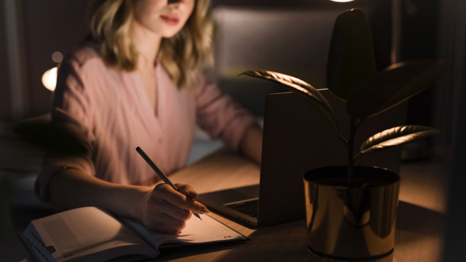Manfaat Journaling Malam untuk Kualitas Tidur yang Lebih Baik