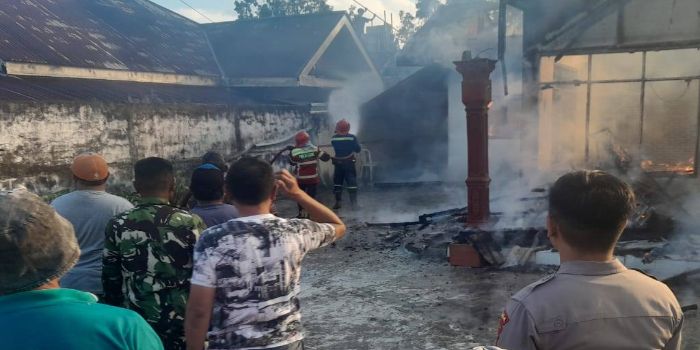 Ludes Dilahap Api, Rumah Satu Keluarga di Wolaang Terbakar