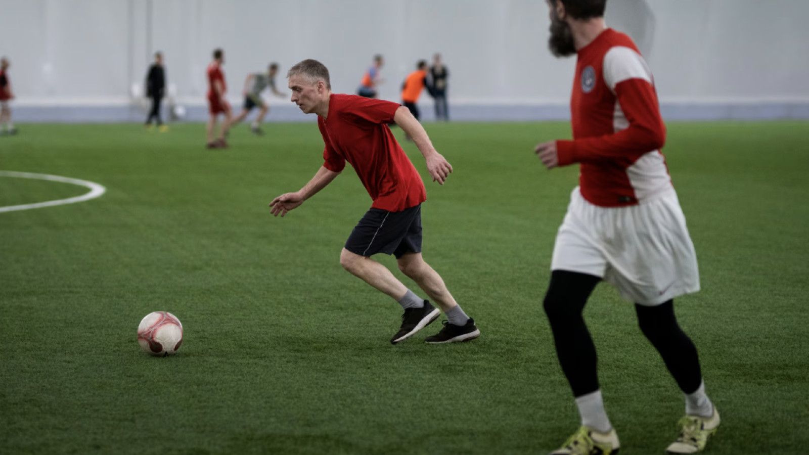 Perbandingan Antara Futsal dan Sepak Bola Lapangan Besar