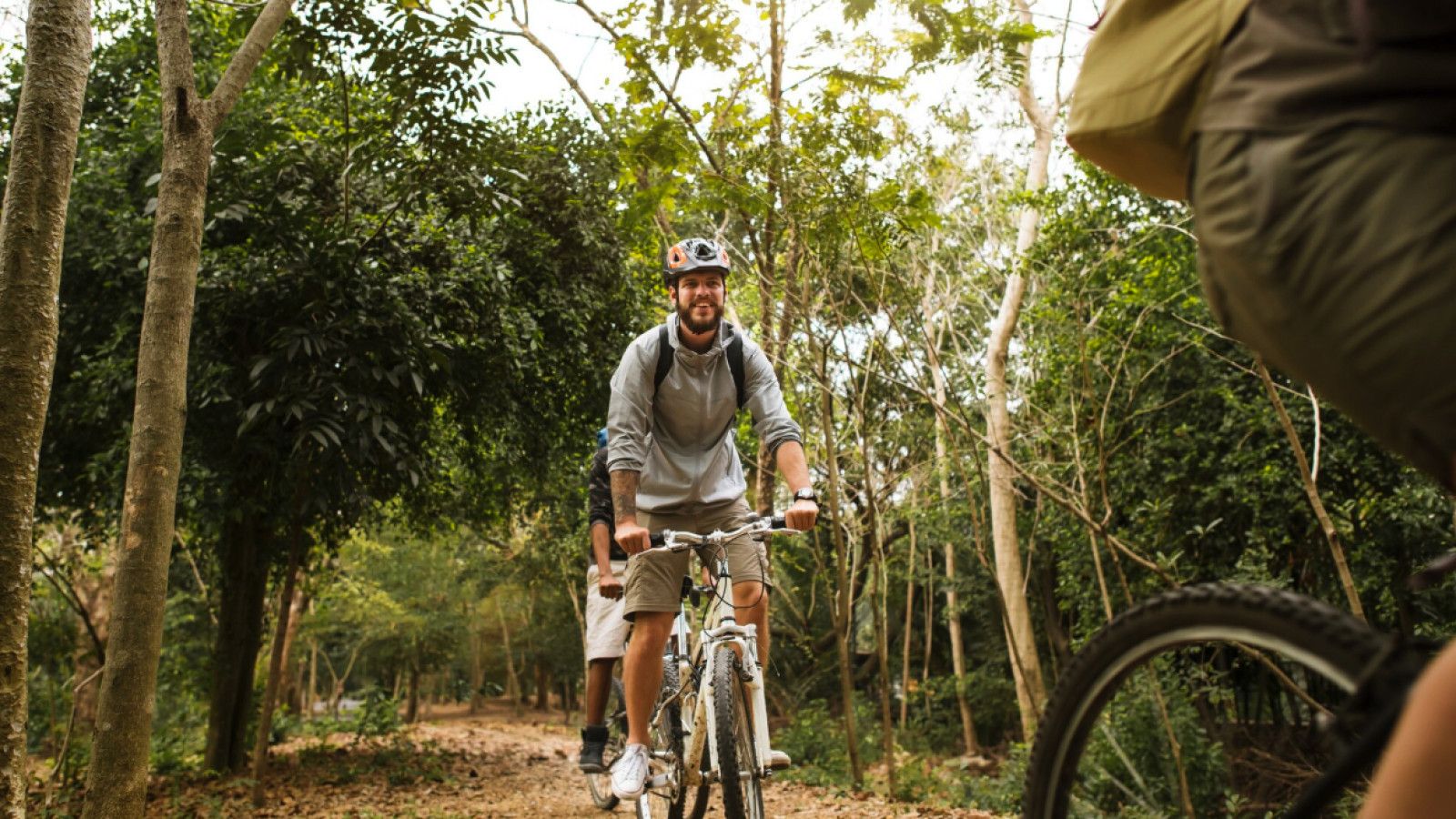 Eco Cycling Tour: Menjelajahi Keindahan Alam Indonesia Secara Berkelanjutan