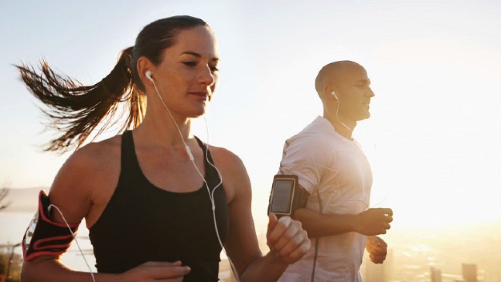 Kegiatan Jogging Sambil Mendengarkan Musik: Manfaat dan Tantangannya