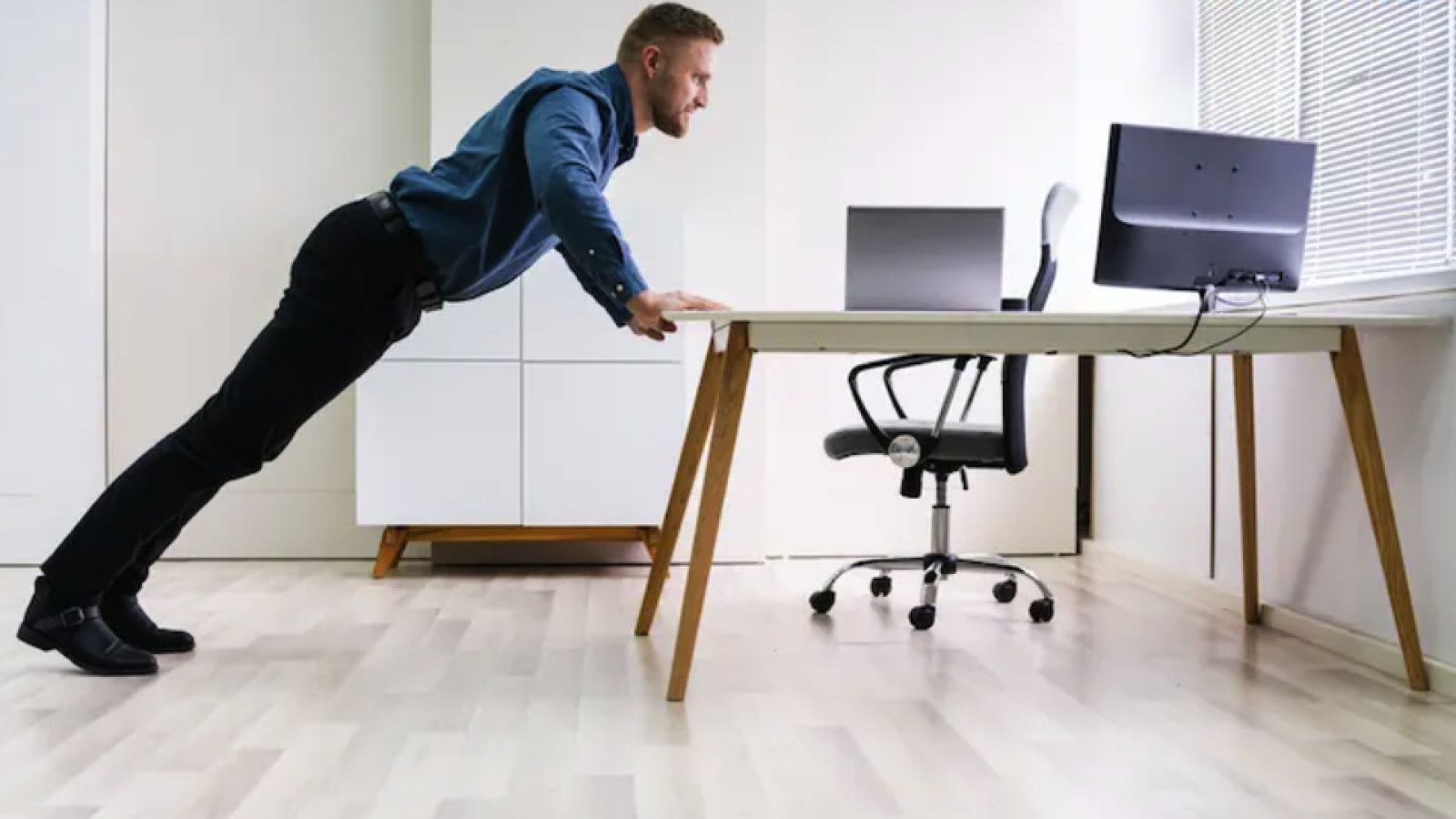 Stand Up Desk Workout: Solusi Kesehatan di Kantor