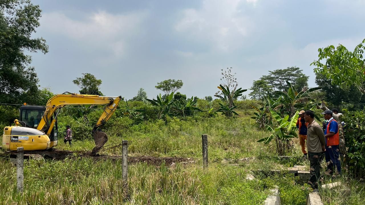 Pengelola Tol Lampung Bantu Normalisasi 150 Meter Irigasi Sawah di Desa Sidomulyo
