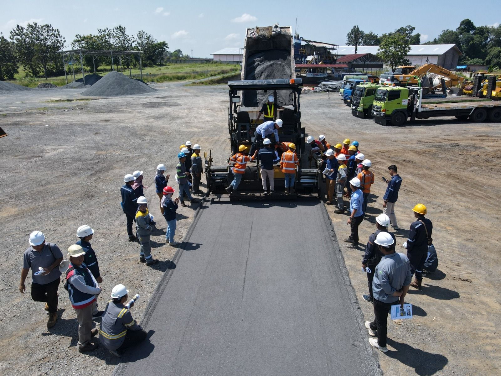 Tingkatkan Kompetensi Pekerja, Pengelola Tol Lampung Gandeng Sumitomo Gelar Pelatihan Alat Berat Asphalt Finisher