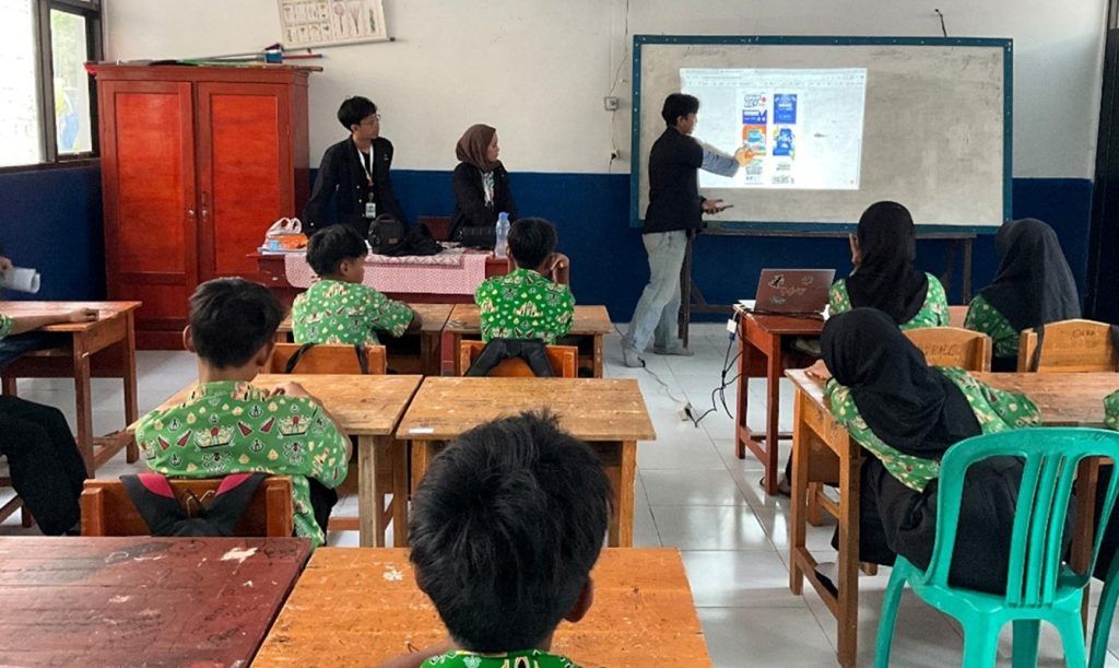 Mahasiswa Itera Latih Komunitas Lokal Desain Digital untuk Medukung Potensi Wisata Pahawang