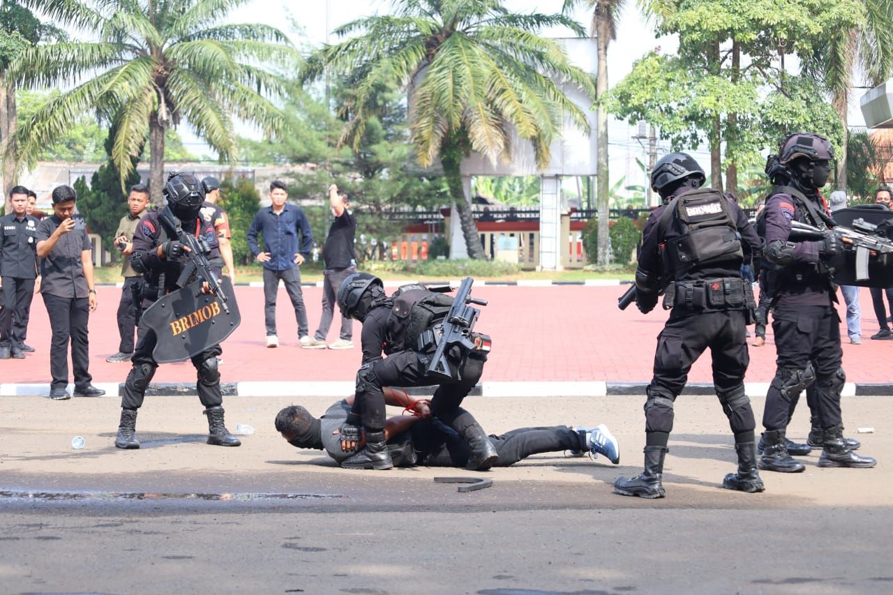 Penyerangan Kelompok Tidak Dikenal Terhadap Mako Polda Banten Simulasi latihan Sistem Pengamanan