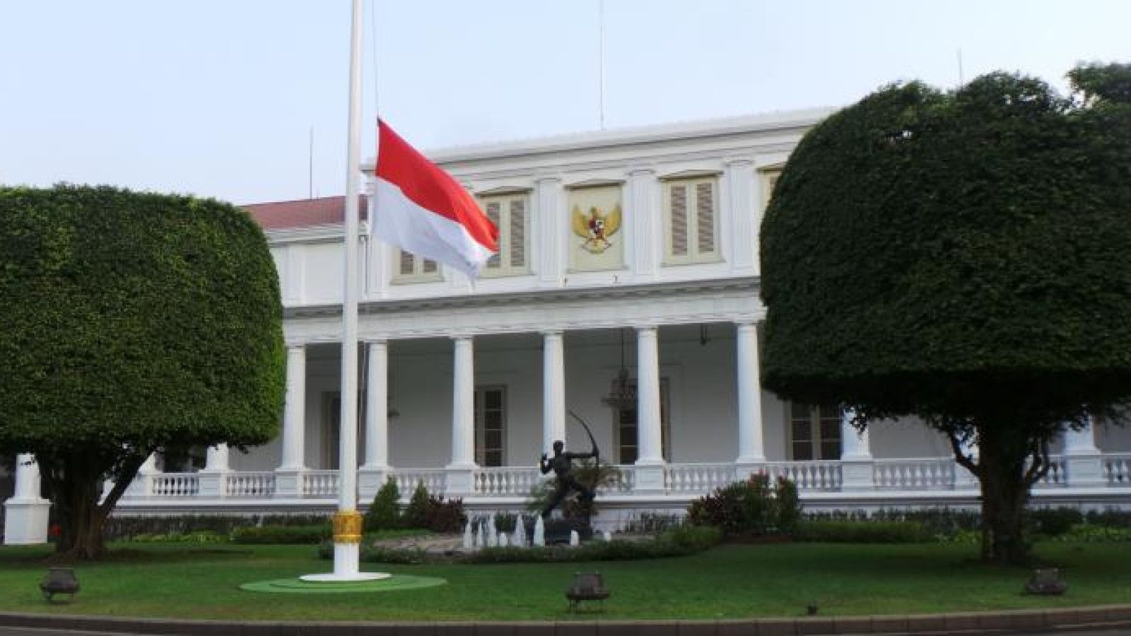 Pengibaran Bendera Merah Putih Setengah Tiang Sebagai Penghormatan kepada Korban G30S