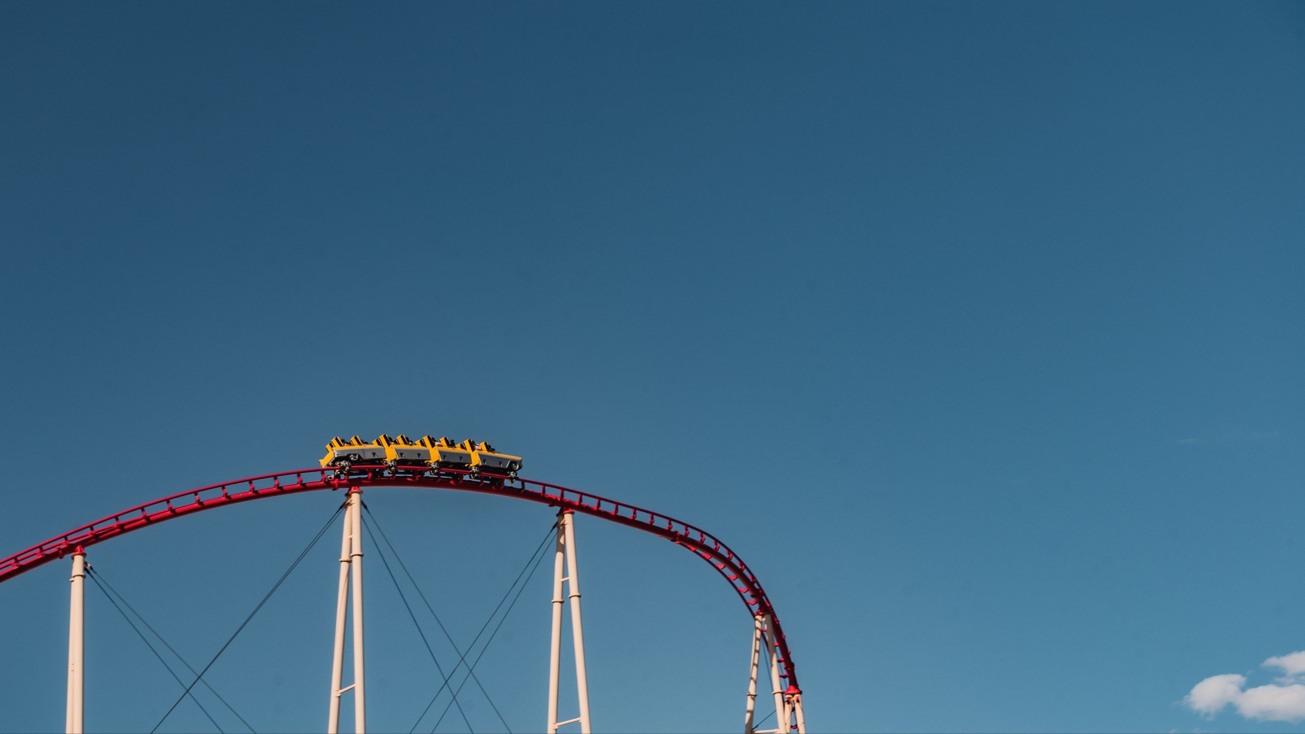 5 Arti Mimpi Naik Wahana Roller Coaster Menurut Primbon Jawa