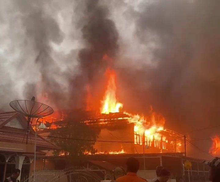 Breaking News: Kebakaran Hebat Landa SMA 1 Selat Panjang
