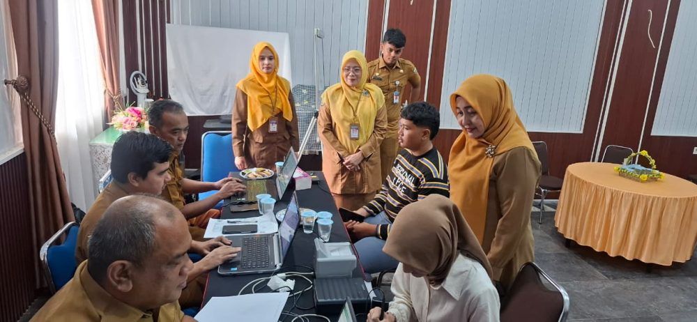 Disdukcapil Banda Aceh Jemput Bola ke Sekolah Jelang Pilchiksung, Bantu Siswa Rekam e-KTP
