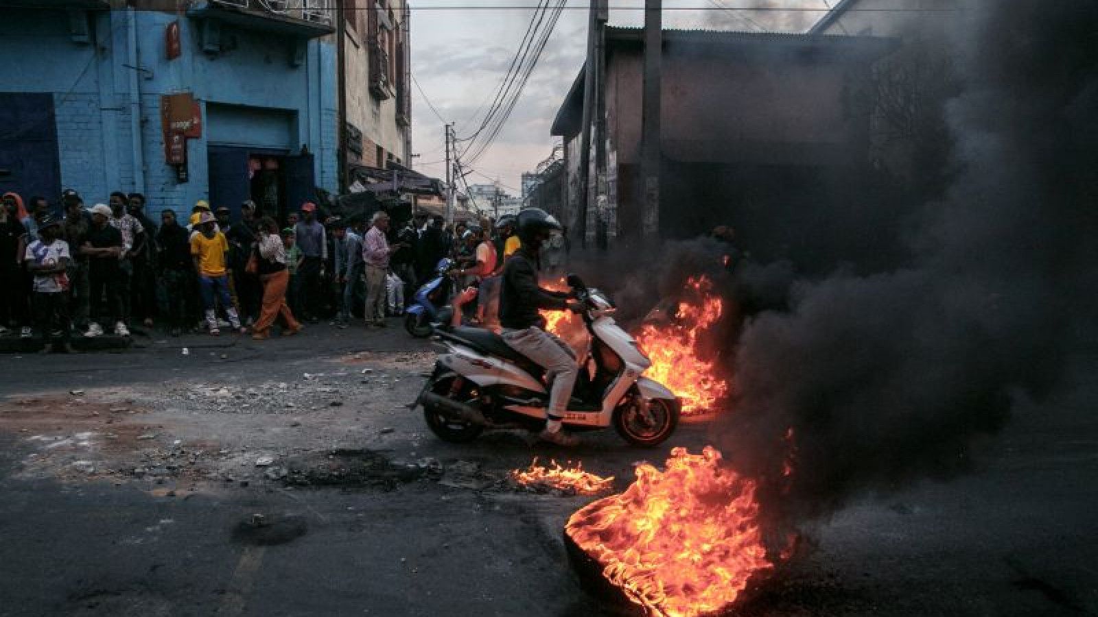 Presiden Madagaskar Membubarkan Pemerintahan Setelah Protes Besar-Besaran Generasi Muda
