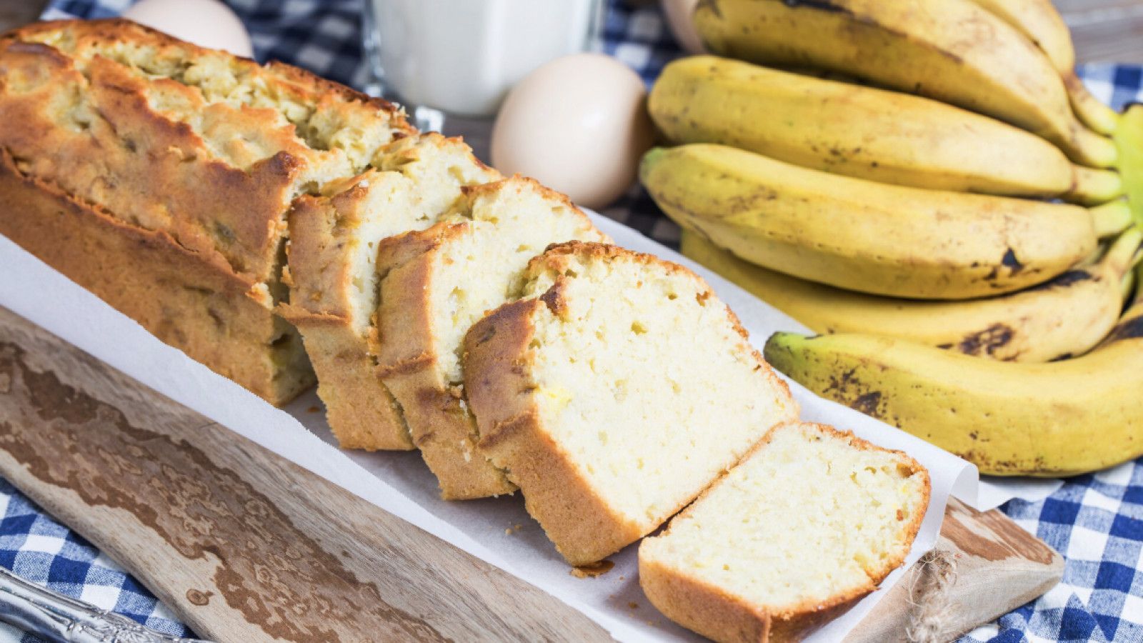Menyajikan Kue Bolu Pisang: Resep Sederhana untuk Camilan Manis