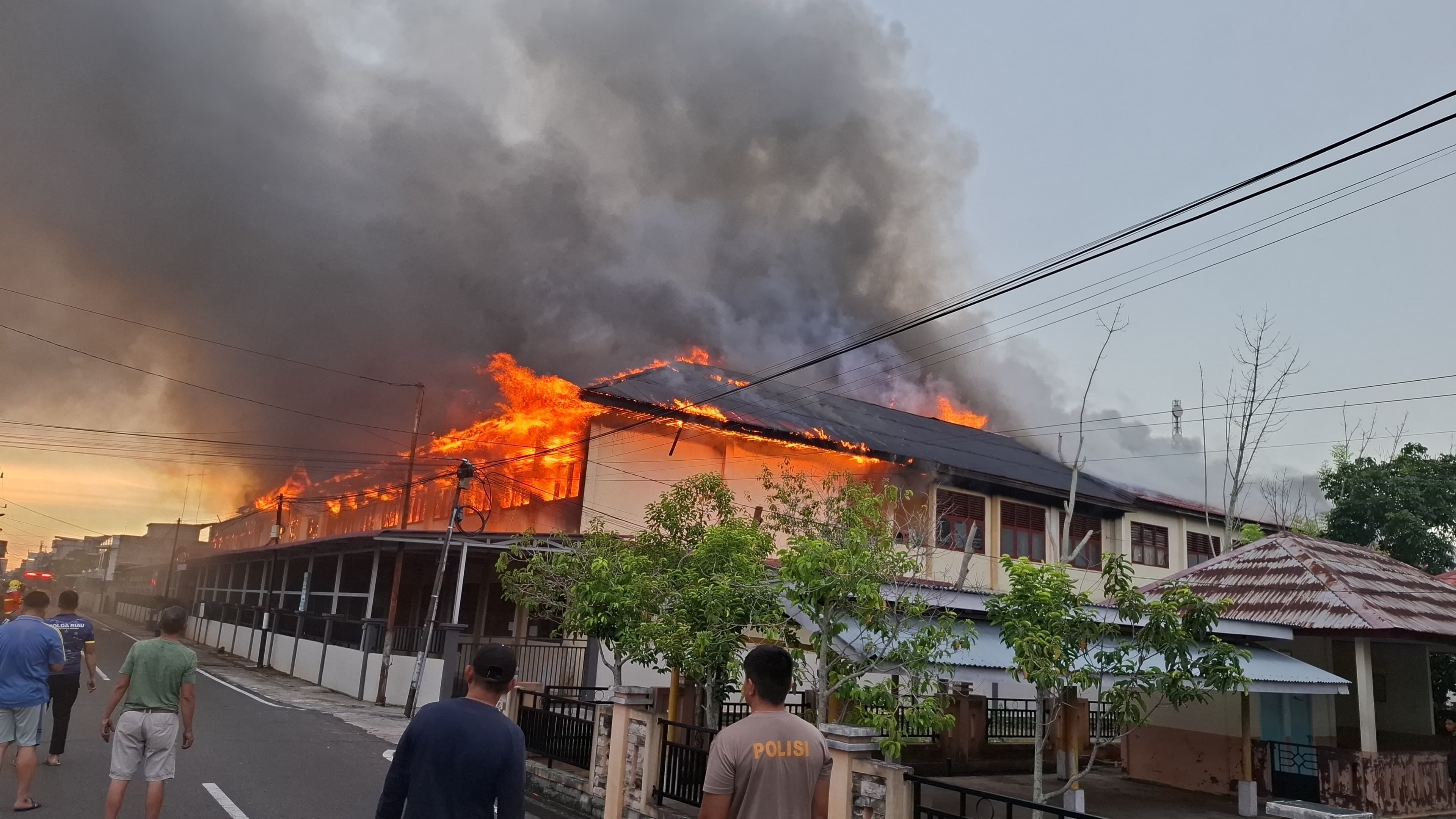 Api Lahap 15 Kelas dan Ruangan di SMA 1 Tebing Tinggi,Wakapolres Maitertika : Diduga Korsleting Listrik