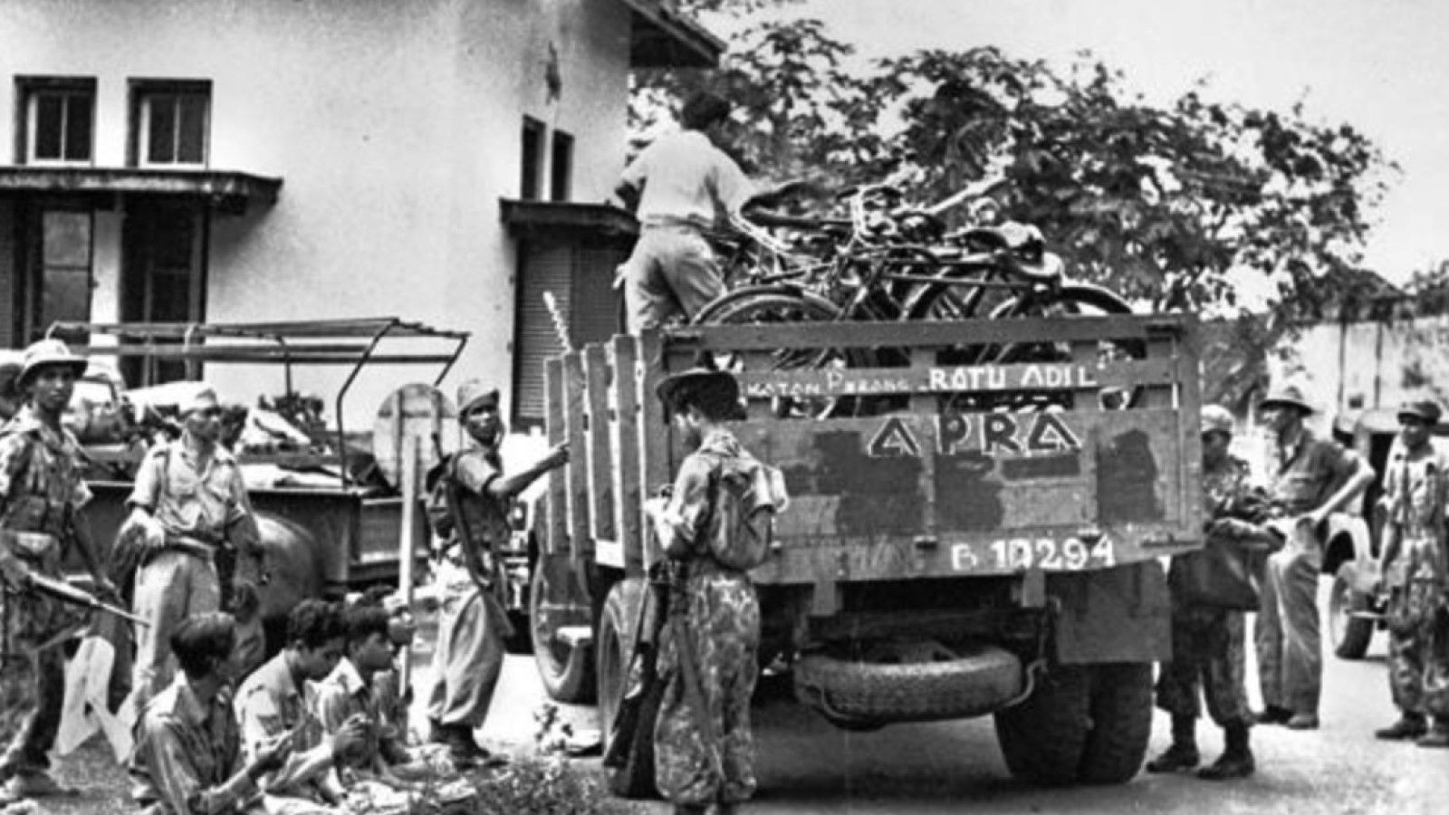 Evolusi Angkutan Kota di Indonesia: Dari Jeep Perang ke Moda Transportasi Modern
