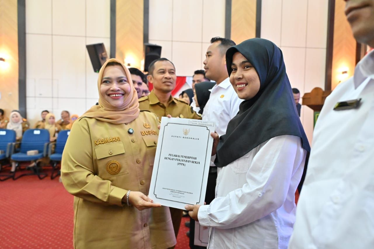 Bupati Kasmarni Serahkan SK PPPK 2024 kepada 389 Tenaga Pendidik, Kesehatan, dan Teknis