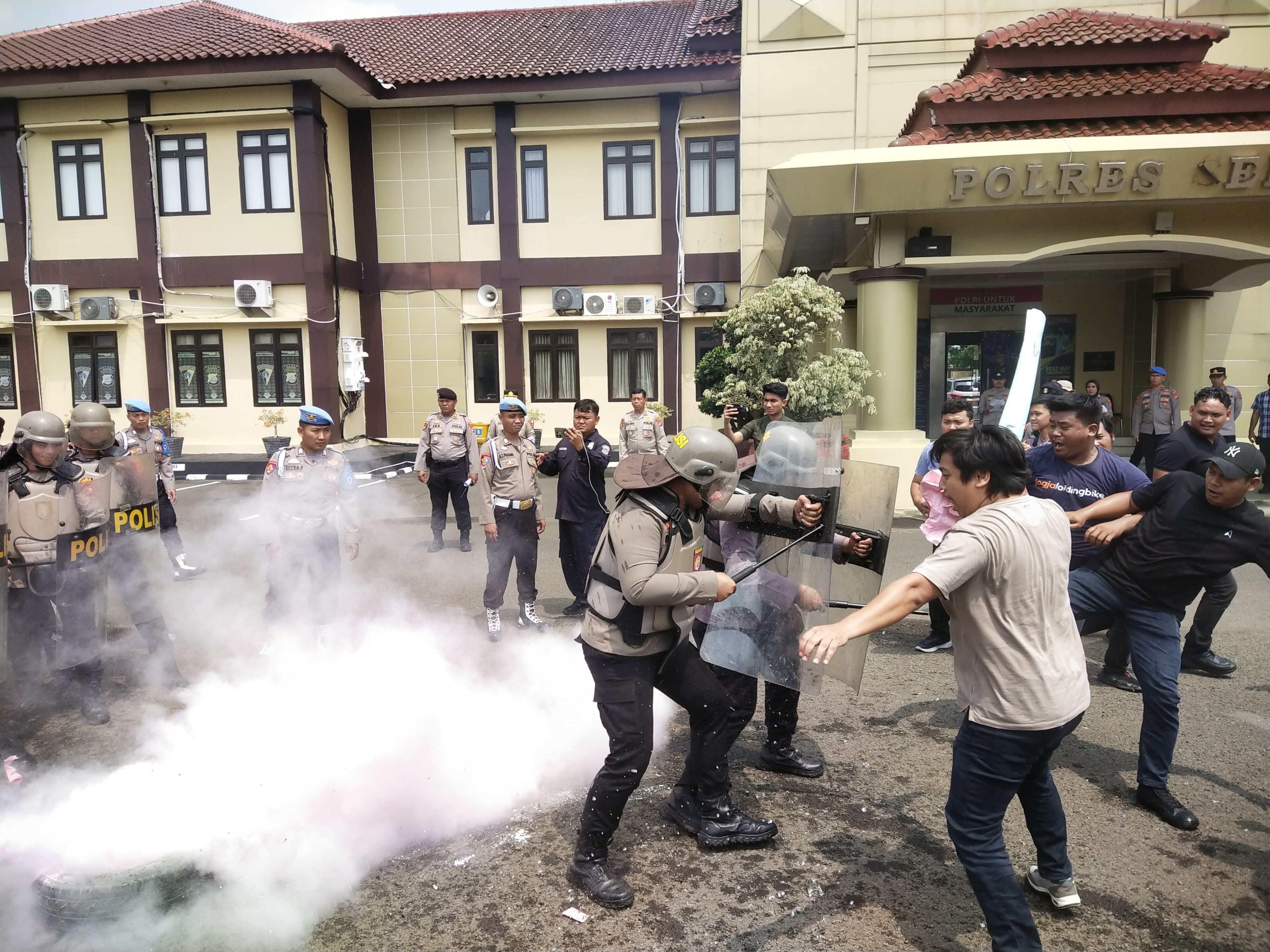 Masa Aksi Masuk Mapolres Serang Dan Terjadi Kericuhan Adegan Tersebut Adalah Simulasi Sistem Pengamanan