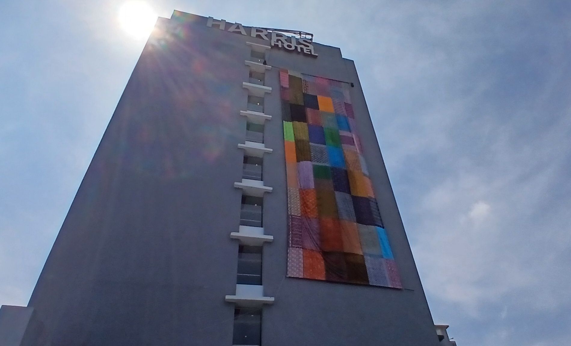 Peringati Hari Batik Nasional, Salah Satu Hotel di Solo Bentangkan Kain Batik Ukuran 20x7 Meter