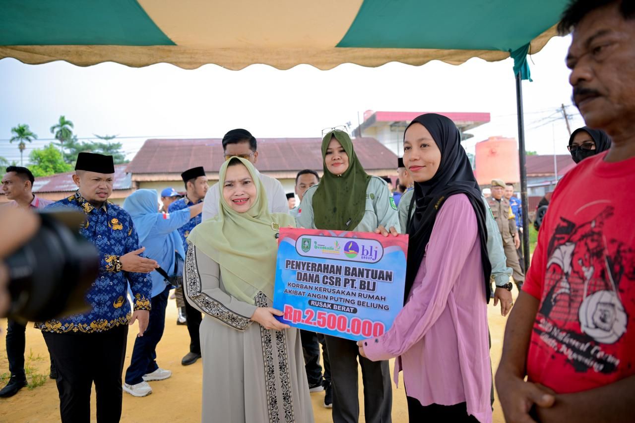 Bupati Kasmarni Didampingi Camat Mandau Riki Rihardi Salurkan Bantuan Korban Puting Beliung