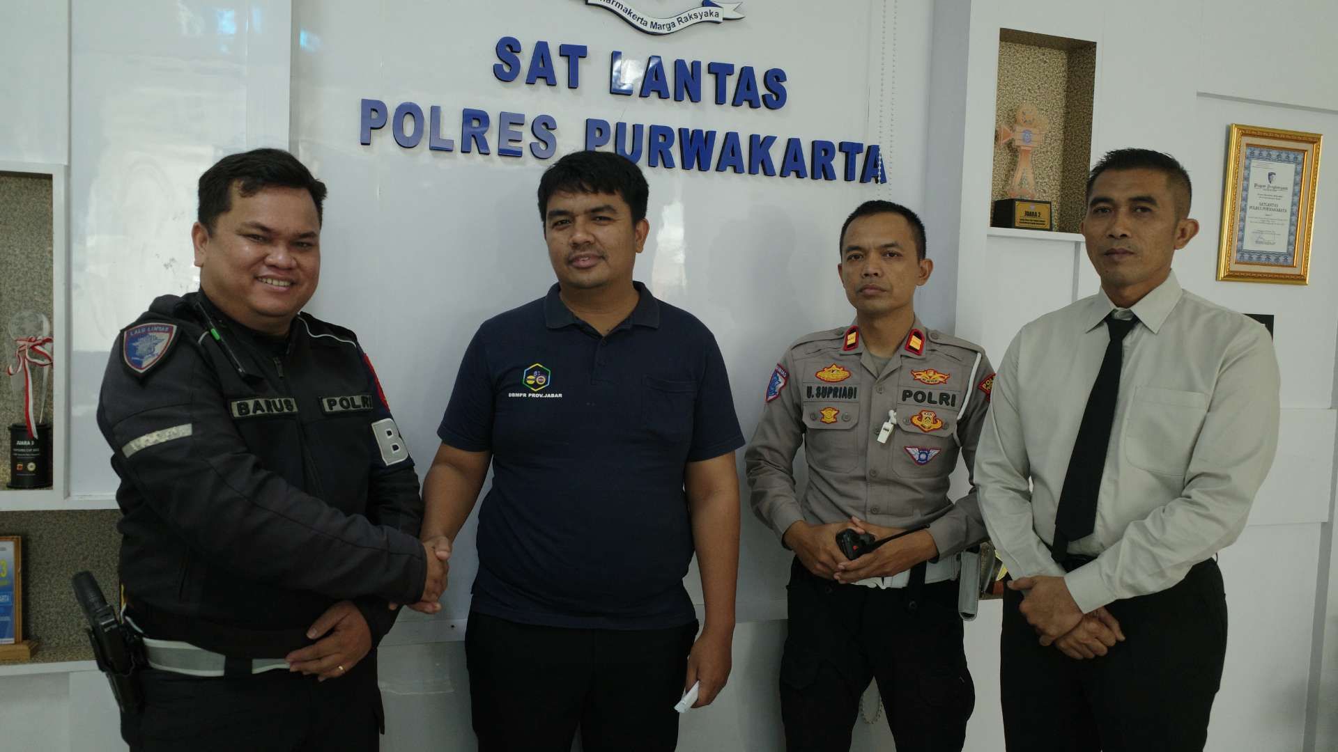 Viral! Polantas Purwakarta Dikira Kawal Mobil Pengangkut Sepeda, Begini Fakta Sebenarnya!
