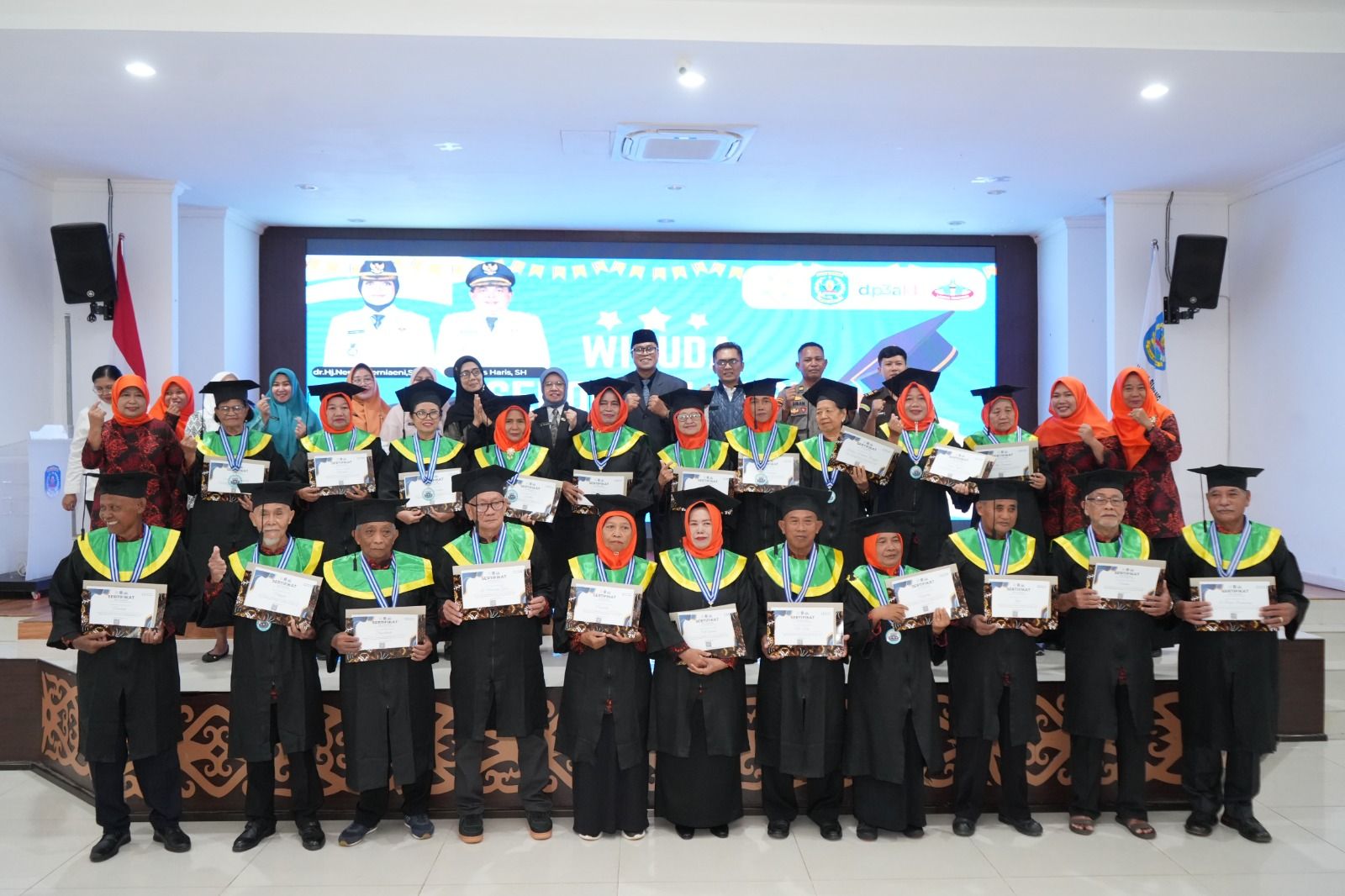 23 Lansia di Bontang Diwisuda Lengkap dengan Toga, Buktikan Usia Bukan Halangan untuk Belajar