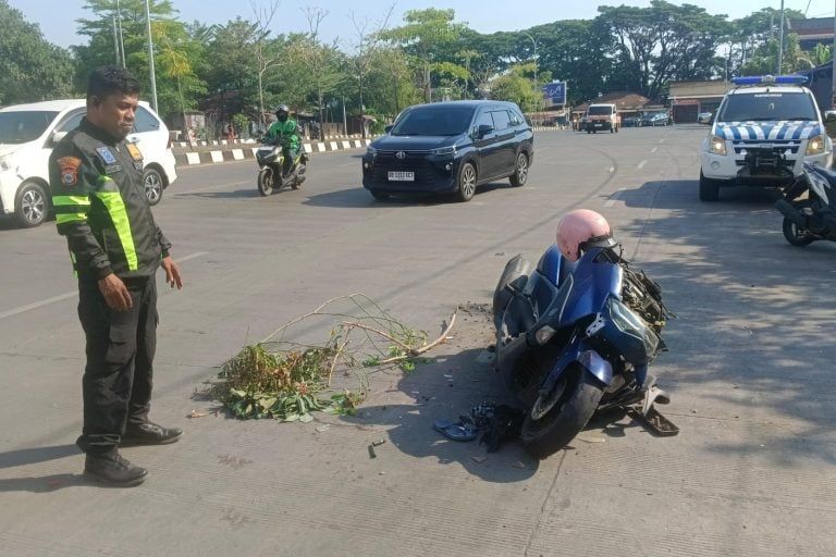 Ibu dan Anak Boncengan Motor Tabrak Truk Parkir di Makassar, 1 Orang Tewas
