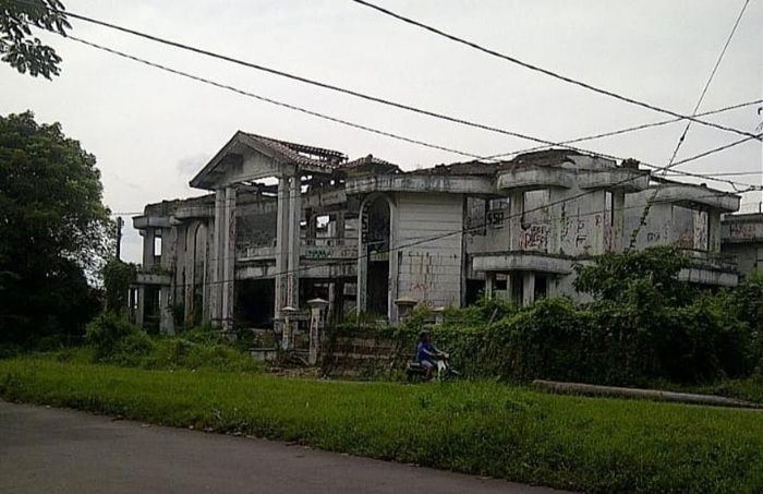 Misteri Rumah Hantu Darmo: Antara Keluarga Kaya Raya dan Perjanjian Mistis yang Berujung Maut!